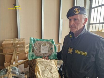 Prodotti sequestrati dalla Guardia di Finanza