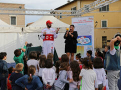 Show in piazza a Senigallia con Fosforo (ph. Gianluca Rocchetti)