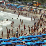 spiaggia affollata