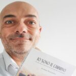 Andrea Ponticiello con il suo libro sul Cammino di Santiago