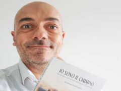 Andrea Ponticiello con il suo libro sul Cammino di Santiago