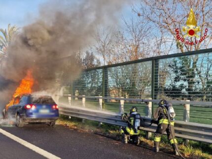Auto in fiamme lungo l'A-14