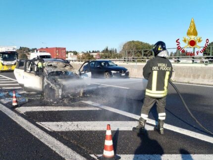 Auto in fiamme sull'A-14