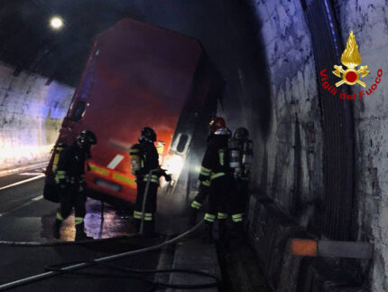 Camion a fuoco tra Pedaso e Grottammare in A-14
