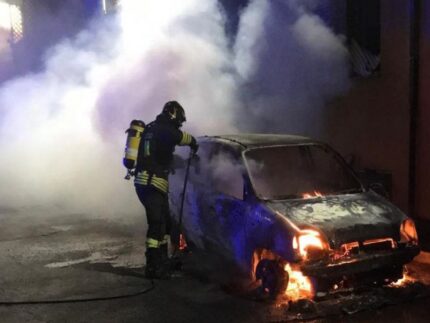 Automobile divorata dalle fiamme a Sant'Elpidio a Mare