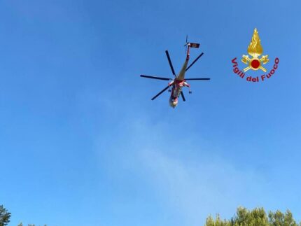 Incendio a Ponzano di Fermo, intervenuto l'elicottero dei Vigili del Fuoco