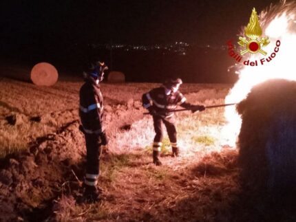 Incendio di rotoballe a Fermo