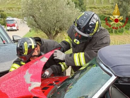 Frontale tra due automobili a Marina di Altidona