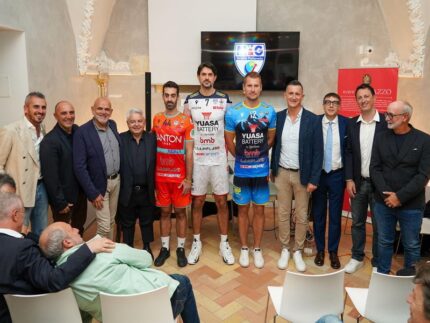 Presentazione delle nuove divise da gioco della Yuasa Battery
