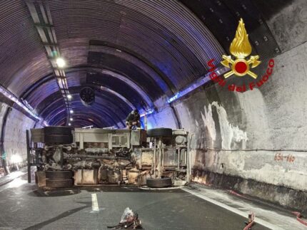 Camion ribaltato sull'A-14 tra Pedaso e Grottammare