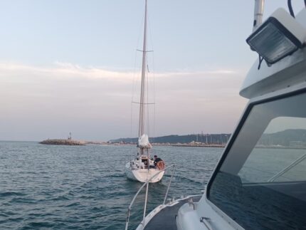 Barca a vela soccorsa al largo di Porto Sant'Elpidio