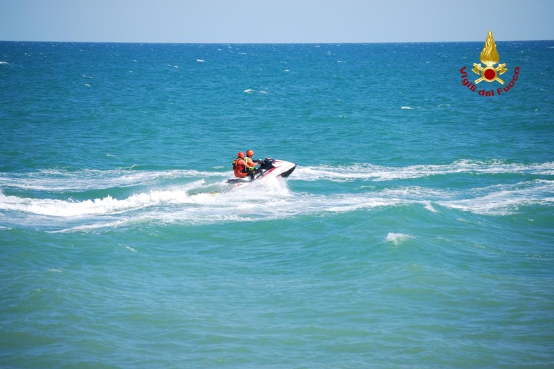 Vigili del fuoco in acqua