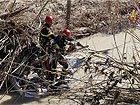 Recupero auto nel fiume Ete Morto - foto Centro Documentazione e Documentazione Vigilfuoco AP