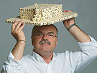 Cappello da gioco con il creativo Giuliano De Minicis